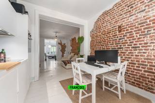 Dit stijlvolle appartement met een bewoonbare oppervlakte van 78 m² (volgens EPC) bevindt zich op de eerste verdieping van een mede-eigendom met negen appartementen, verdeeld over vier verdiepingen. De lichtrijke leefruimte vloeit naadloos over op de uitgeruste keuken, gelegen aan de achterkant van het appartement met uitzicht op de prachtige gemeenschappelijke tuin. Vooraan bevindt zich de ruime slaapkamer met en suite de badkamer uitgerust met een inloopdouche en toilet.<br /><br />De ligging is ideaal, met metrostation Ribeaucourt, bussen, trams en de kleine ring op wandelafstand, evenals winkels, supermarkten, scholen en het historische centrum van Brussel.<br /><br />Divers: Het appartement beschikt over een EPC C (147 kWh/m²/jaar), stedenbouwkundige inlichtingen, kadastrale gegevens en elektriciteitsattest in aanvraag, individuele verwarming op aardgas, +-€90 gemeenschappelijke kosten( syndicus, onderhoud, elektriciteit, reservefonds) PVC raamprofielen met dubbele beglazing, authentieke parket- en tegelvloeren, een aparte wasruimte en een kelder<br /><br />Interesse in een bezichtiging? Neem snel contact op met Davy Vermander via 0495 44 77 53.<br /><br />