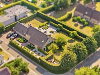 Stijlvolle villa met prachtige volgroeide tuin, in gegeerde villapark te Waregem. Welkom in deze prachtige gerenoveerde villa met toegangspoort, gelegen op een mooi hoekperceel in een rustig en residentieel villapark aan de Galopstraat 19 te Waregem. Deze woning combineert ruimte, licht en kwalitatieve afwerking tot een warme thuis waar comfort centraal staat.Bij het binnenkomen valt meteen de overvloed aan natuurlijk licht op dankzij de grote raampartijen en de doordachte indeling van de ruimtes. De villa (architect Degeyter) werd smaakvol gerenoveerd met kwalitatieve materialen en straalt klasse en gezelligheid uit.INDELING: inkom en traphal, apart toilet en vestiaire, gezellige grote lichtrijke leefruimte, eetplaats, moderne luxekeuken met eiland en extra ontbijthoek, handige bijkeuken/wasplaats, dubbele garage en kelder. Op het verdiep bevinden zich de overloop, 3 slaapkamers, dressing en 2 badkamers. Boven de garage bevindt zich een extra kamer/hobbyruimte/bureau. Prachtig omheinde volgroeide tuin met vijver, handige oprit en parking. Dankzij de rustige ligging in een residentiële buurt en de kwalitatieve renovatie is deze villa de ideale combinatie van comfortabel wonen en tijdloze elegantie.Bezoek na afspraak met IMMO BEGUIN: charlotte@immobeguin.be