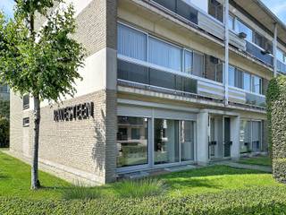 <p><span>Bent u op zoek naar een lichtrijk, energiezuinig appartement op een rustige maar centrale ligging? <br />Dan is dit verzorgde gelijkvloers appartement absoluut een bezoek waard!</span></p>
<p><span><br />Dankzij de uitstekende hoekligging geniet u van extra lichtinval en een aangenaam wooncomfort. De gezellige leefruimte sluit aan op een deels open keuken, waardoor u een ruimtelijk en praktisch geheel krijgt. Verder beschikt het appartement over twee volwaardige slaapkamers, een badkamer met natuurlijke lichtinval en een handige technische berging/wasplaats.</span></p>
<p><span><br />Ook op energetisch vlak werden de voorbije jaren belangrijke investeringen gedaan. Zo werd het appartement uitgerust met nieuw buitenschrijnwerk met hoogrendementsglas en rolluiken aan voor- én achterzijde, een condenserende verwarmingsketel (2022), een vernieuwd dak met 10 cm PUR/PIR-isolatie, conforme elektrische installatie en een professioneel behandelde, kurkdroge privatieve kelder. Hierdoor bent u verzekerd van een comfortabele woning die klaar is voor de toekomst.</span></p>
<p><span>Buiten geniet u van een gezellige, groene tuin waar u heerlijk kunt ontspannen. Het onderhoud wordt volledig verzorgd via de vereniging van mede-eigenaars, zodat u kunt genieten zonder zelf tuinwerk te hoeven verrichten.</span></p>
<p><span>De ligging vormt een extra troef: op wandel- en fietsafstand bevinden zich het centrum, winkels, scholen, openbaar vervoer en de dijk voor een ontspannende wandeling of fietstocht. Bovendien geniet u van een vlotte bereikbaarheid naar de belangrijkste invalswegen.</span></p>
<p><span>Als extra mogelijkheid kan een garagebox in het achterliggende garagecomplex worden aangekocht. De aankoop hiervan is volledig vrijblijvend en de prijs wordt in onderling overleg bepaald.</span></p>
<p><strong><span><br />Troeven op een rij:</span></strong></p>
<ul>
<li><span>Gelijkvloers hoekappartement met veel lichtinval</span></li>
<li><span>Twee volwaardige slaapkamers</span></li>
<li><span>Deels open keuken</span></li>
<li><span>Functionele technische berging/wasplaats</span></li>
<li><span>Gezellige tuin zonder onderhoud</span></li>
<li><span>Privatieve, kurkdroge kelder</span></li>
<li><span>Nieuw buitenschrijnwerk met hoogrendementsglas</span></li>
<li><span>Rolluiken voor- en achteraan</span></li>
<li><span>Condenserende verwarmingsketel (2022)</span></li>
<li><span>Vernieuwd en geïsoleerd dak (10 cm PUR/PIR)</span></li>
<li><span>Conforme elektriciteit</span></li>
<li><span>Mogelijkheid tot aankoop van een garagebox</span></li>
<li><span>Centrale ligging op wandel- en fietsafstand van centrum, openbaar vervoer en de dijk</span></li>
</ul>
<p><span>Interesse? Contacteer ons vandaag nog voor een bezoek en ontdek zelf de troeven van dit verzorgde appartement!</span></p>
<p><span></span></p>