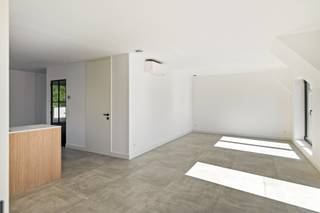 Exclusief duplexappartement met privatieve lift, ruim zonneterras en hoogwaardige afwerking in hartje ’s-Gravenwezel.In het centrum van...