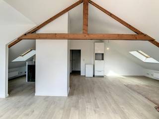 Cet appartement rénové est situé sur la Poperingseweg à Vlamertinge, à moins de 10 minutes de route d'Ypres et de Poperinge. Il est situé au deuxième étage d'une petite résidence et est accessible par un escalier extérieur. Vous pouvez vous garer dans la rue.<br /><br />Disposition :<br />*Rez-de-chaussée : <br />- escalier extérieur<br />- un local à déchets et à vélos<br /><br />*Étage +2 :<br />- espace de vie spacieux et lumineux (45 m²) <br />- cuisine ouverte installée (9 m²) équipée d'une plaque à induction avec hotte, four combiné et évier <br />- salle de bain (4 m²) avec baignoire avec douche, lavabo et armoires à linge<br />- toilettes séparées<br />- rangement<br />- chambre (14 m²)<br /><br />=> Disponible à partir du 15/10/2026<br />=> Étiquette EPC B<br />=> Eclipse présente