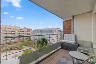*** RÉSERVEZ VOTRE VISITE VIA WWW.POLARES.EU ***<br /><br />Appartement moderne de 2011 : une excellente opportunité tant pour l'occupation personnelle que pour l'investissement immobilier.<br />Cet appartement dispose d'un agencement réfléchi avec beaucoup de lumière et de confort.<br />Le spacieux salon est le cœur de l'appartement et se fond parfaitement dans une cuisine entièrement équipée. Un grand atout est la terrasse ensoleillée, où l'on peut profiter du plein air en toute tranquillité.<br />L'appartement comprend deux chambres et une salle de bains avec douche dans la baignoire + double lavabo. Il y a également un pratique débarras séparé et des toilettes séparées. Le parking et la cave sont inclus dans le prix !<br /><br />L'emplacement stratégique à Jette est un énorme avantage. Grâce à la proximité immédiate du Ring (R0) et de l'E40, l'accessibilité en voiture est optimale. L'aéroport de Bruxelles (Zaventem) est également facilement accessible, ce qui rend l'emplacement attractif pour un public international. Dans les environs immédiats se trouvent d'importants pôles économiques, dont l'UZ Bruxelles et diverses grandes entreprises, garantissant une demande locative constante.<br /><br />Pour l'investisseur, il s'agit d'une opportunité extrêmement intéressante : le bien est actuellement loué, ce qui vous permet de bénéficier immédiatement d'un rendement stable dès l'acte. Les commerces, les écoles et les transports en commun se trouvent à distance de marche, ce qui garantit la rentabilité à long terme.<br /><br />Surface selon PEB - PEB B