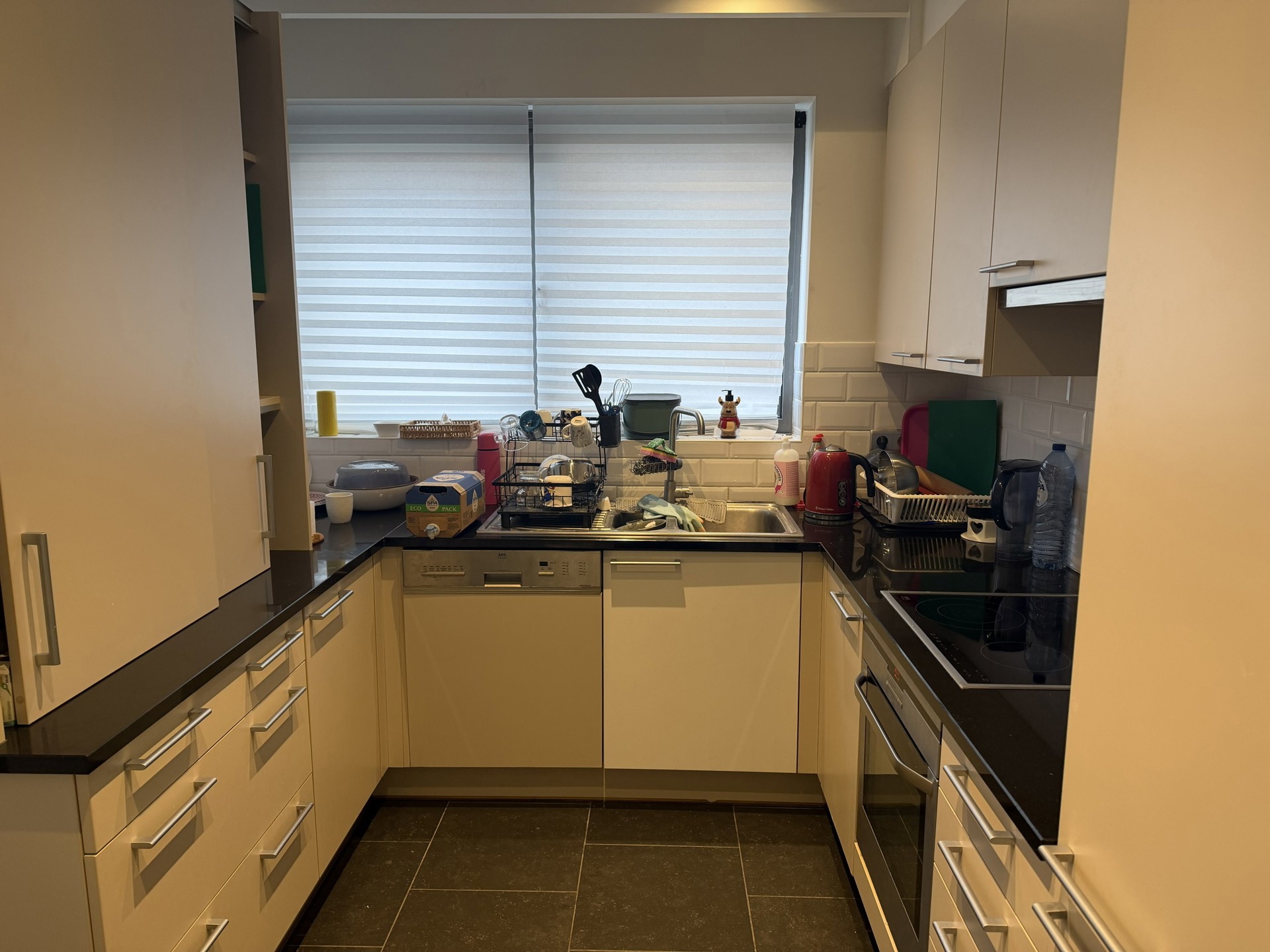 Gelijkvloers appartement met 2 slaapkamers, tuin en garage - foto 4
