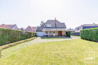 Deze <strong>te renoveren villa</strong> is uitstekend gelegen op wandelafstand van het centrum van Oostakker en heeft lokale handelaars, scholen en eetgelegenheden in de nabijheid. Ook bushaltes en de <strong>groenpool 'Wonderwoud'</strong> liggen vlakbij. <br /><br />De woning beschikt over een gedeelde oprit en een <strong>zonnige tuin</strong> met terras. Door de ruime voortuin ligt de woning wat verder weg van de straat, wat zorgt voor <strong>voldoende privacy</strong>. Het perceel heeft een totale oppervlakte van <strong>1.078 m²</strong>. <br /><br />Indeling: gelijkvloers met een inkomhal, woonkamer met eetplaats, keuken, berging/wasplaats, apart toilet en <strong>inpandige garage</strong>. Op het eerste verdiep bevinden zich <strong>drie ruime slaapkamers</strong> en de badkamer.<br /><br />Wenst u zelf de charme en het potentieel van deze woning te ontdekken? Contacteer Theo voor een bezoek ter plaatse: theo@convas.be