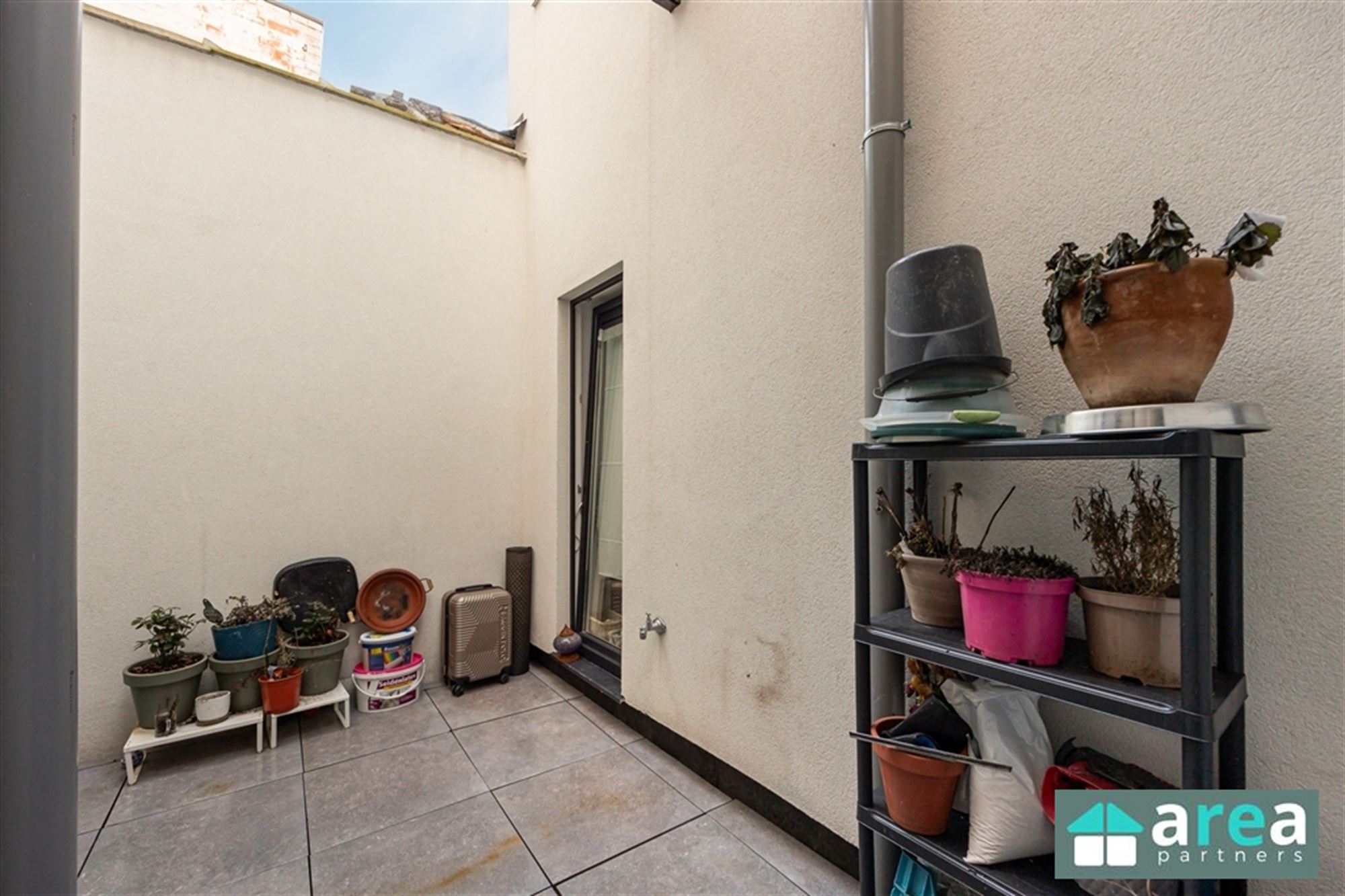 Instapklaar 2 slaapkamer appartement met koer! - foto 5