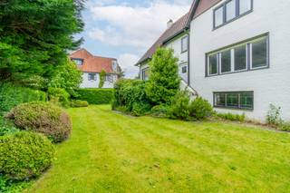 Volledig te renoveren of nieuw te bouwen villa op slechts 200 meter van het Albertplein en het strand van Knokke-Zoute. Rustig gelegen in de driehoek Fochlaan, Elizabetlaan, Prins Karellaan en dat op enkele passen van de boetieks in de Kustlaan. <br /><br />Er is een goedgekeurde vergunning voor het bouwen van een villa met 5 slaapkamers, 3 badkamers en een grote ondergrondse garage. Een buitenzwembad is toegelaten. <br /><br />De villa en/of de plannen zijn te bekijken na afspraak met Willem Cauwels op GSM 0477/60.12.16 of na afspraak op kantoor in de Natienlaan 199 te Knokke. <br /><br />Contacteer Willem Cauwels op GSM 0477/60.12.16.