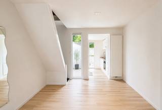 Ben je op zoek naar een instapklare woning op een rustige ligging in Gent? Dan is deze charmante woning in de Klapeksterstraat zeker een bezoek waard. Dankzij de renovatie in 2017 geniet u hier van hedendaags wooncomfort gecombineerd met een gezellige en praktische indeling.<br /><br />Bij het binnenkomen komt u terecht in de aangename leefruimte die aansluit op de functionele keuken. Verder beschikt de woning over drie volwaardige slaapkamers, ideaal voor gezinnen, thuiswerkers of wie extra ruimte wenst voor een hobbykamer.<br /><br />De badkamer is uitgerust met een douche en lavabo en biedt alle nodige comfort. Achteraan bevindt zich een zonnige koer waar u in alle rust kan genieten van het buitenleven.<br /><br />De woning geniet bovendien van een uitstekende ligging nabij winkels, scholen, openbaar vervoer en belangrijke invalswegen, waardoor u vlot verbonden bent met het centrum van Gent en de omliggende gemeenten.<br /><br />Troeven:<br />•⁠ ⁠Instapklaar en gerenoveerd in 2017<br />•⁠ ⁠3 Volwaardige slaapkamers<br />•⁠ ⁠Aangename leefruimte<br />•⁠ ⁠Praktische keuken<br />•⁠ ⁠Zonnige koer<br />•⁠ ⁠Rustige ligging<br />•⁠ ⁠Nabij winkels, scholen en openbaar vervoer<br />•⁠ ⁠Vlotte verbinding naar centrum Gent<br /><br />Dankzij de combinatie van comfort, ruimte en een gunstige ligging vormt deze woning een uitstekende opportuniteit voor gezinnen, starters of investeerders.<br /><br />Voor meer informatie of een bezoek, contacteer Thomas via 0474 26 27 58 of via info@vicusvastgoed.be.