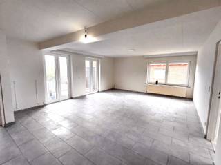 <p><span><strong>Vraag uw bezoek aan via info@optimusvastgoed.be!</strong></span><br /><span><strong>TE HUUR: Gerenoveerd appartement met 2 slaapkamers en terras te Beverlo!</strong></span><br /><span>Dit appartement geniet een gunstige ligging in een kleinschalig appartementsgebouw op de verbindingsweg Beringen-Leopoldsburg. Het heeft een vlotte bereikbaarheid. Openbaar vervoer is op wandelafstand.</span><br /><span>Het appartement ondergaat momenteel een renovatie: nieuwe badkamer (wordt nog geplaatst), nieuwe vloeren en het appartement werd volledig opnieuw geschilderd. </span><br /><span>Dit ruime appartement beschikt over een ruime keuken, woonkamer, 2 ruime slaapkamers, badkamer met inloopdouche, berging en terras aan de achterzijde van het gebouw. Vooraan het gebouw is er een autostaanplaats voorzien.</span><br /><span><strong>Ligging:</strong></span><br /><span>Centrale ligging met een vlotte bereikbaarheid, vlakbij het centrum van Beverlo en op wandelafstand van Beringen-Mijn en op enkele minuten rijden van het commercieel centrum B-Mine. Openbaar vervoer is binnen wandelafstand.</span><br /><span><strong>Indeling: </strong></span><br /><span>Inkomhal, woonkamer met veel lichtinval, ruime keuken, berging, 2 slaapkamers, badkamer met inloopdouche en apart toilet. Terras aan de achterzijde en buitenberging.</span><br /><span><strong>Troeven:</strong></span><br /><span>- Gunstige ligging!</span><br /><span>- Gerenoveerd!</span><br /><span>- Gunstig EPC!</span><br /><span><strong>EPC B met certificaatnummer 20230208-0002804871-RES-1.</strong></span><br /><span><strong>Gemeenschappelijke kosten; € 40 per maand met jaarlijkse afrekening.</strong></span><br /><span><strong>BESCHIKBAAR vanaf 01.10.2026.</strong></span></p>