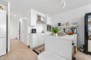 <p>Te koop: Instapklaar appartement in Deurne, centraal gelegen met vlotte verbindingen naar Antwerpen.<br /><br />Dit appartement combineert een strategische ligging met comfortabel en energiezuinig wonen in een gebouw van 2010. Dankzij de centrale locatie bevinden winkels, scholen, openbaar vervoer en belangrijke invalswegen zich binnen handbereik. Het appartement is perfect onderhouden en momenteel verhuurd, wat zorgt voor een onmiddellijke opbrengst en het bijzonder interessant maakt als investering. Met een gunstig EPC-label A geniet u bovendien van een energiezuinige woonst met extra wooncomfort en lagere verbruikskosten. Een interessante opportuniteit voor zowel investeerders als kopers die op zoek zijn naar een instapklaar appartement in Antwerpen.<br /><br />Belangrijkste ruimtes:<br />• Inkomhal met toegang tot de verschillende ruimtes<br />• Lichtrijke woonkamer met aangename leefruimte<br />• Keuken uitgerust met keramische kookplaat, oven, koelkast, dampkap, vaatwasser en spoelbak<br />• 2 slaapkamers<br />• Badkamer met ligbad en wastafel in meubel<br />• Apart toilet<br />• Terras<br /><br />Troeven:<br />• Centrale ligging op de Bisschoppenhoflaan nabij Antwerpen, openbaar vervoer, winkels en scholen.<br />• Energiezuinig appartement met EPC-label A.<br />• Perfect onderhouden en momenteel verhuurd, ideaal als zorgeloze investering.<br /><br />Neem vandaag nog contact op met je ERA-makelaar voor een bezoek. JOUW DROOMAPPARTEMENT. ZO GEVONDEN!</p>