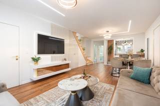 [[ DIT PAND NEEMT DEEL AAN DE ERA OPEN HUIZEN DAG OP 19/9 VAN 11:00 TOT 12:00 ]]
<p>Instapklare woning in Lebbeke met garage, tuin en extra praktijkruimte.</p>

<p>Deze volledig vernieuwde gesloten bebouwing in de Lange Molenstraat combineert comfortabel wonen met een centrale ligging in Lebbeke. De woning verkeert in perfecte staat dankzij vernieuwde leidingen, een nieuwe ketel en conforme elektriciteit, waardoor er geen werken nodig zijn. De ruime tuin van 200 m² biedt een aangename buitenruimte in een groene omgeving, vlak bij scholen, openbaar vervoer en belangrijke invalswegen. Extra troef is de aparte ruimte achteraan de woning, ideaal voor een vrij beroep, hobbyruimte of bureau aan huis. Bovendien beschikt de woning over een garage én parkeermogelijkheid voor de woning.</p>

<p> </p>

<p>Belangrijkste ruimtes:<br />• Ruime living (37 m²) met veel lichtinval<br />• Volledig ingebouwde keuken (12 m²) met inductiekookplaat, oven, vaatwasser en ingemaakte kasten<br />• 4 slaapkamers van 12 m², 13 m² en 14 m²<br />• Badkamer en meerdere toiletten aanwezig<br />• Berging (11 m²) met praktische opbergruimte<br />• Extra ruimte achteraan geschikt voor vrij beroep of praktijk<br />• Kelder (14 m²)<br />• Garage (13 m²)<br />• Tuin van 200 m²</p>

<p>Troeven:<br />• Volledig vernieuwde woning met conforme elektriciteit en geen renovatiewerken<br />• Garage én extra parkeerplaats voor de woning<br />• Mogelijkheid tot vrij beroep dankzij aparte achterliggende ruimte</p>

<p> </p>

<p>Neem vandaag nog contact op voor een bezoek aan deze woning in Lebbeke.</p>

<p>JOUW DROOMHUIS. ZO GEVONDEN!</p>