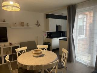 Deze gemeubelde studio bestaat uit inkom, woonkamer met schuifraam naar terrasje, open keuken (volledig uitgerust), badkamer met douche en toilet, ruimte waar wasmachine kan aangesloten worden.<br />Op het gelijkvloers is achteraan ook een klein terrasje.<br />Privatieve kelder hoort bij deze studio. EPC: 851 kWh.<br />Privatieve tellers voor water, elektriciteit en gas.<br />Vrij per 01/05/2026.<br />Maandelijkse huurprijs: 750 EUR + 50 EUR provisie kosten = 800 EUR per maand.