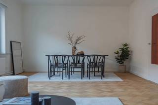 <p>Eén verdieping. Helemaal voor jou. Welkom in de Kapucinessestraat.<br />Midden in Antwerpen, op een plaats waar je eigenlijk zelden nog moet nadenken over hoe je ergens geraakt. Te voet naar een goed restaurant, even langs de winkels, richting een museum of op de fiets naar zowat alles wat de stad leuk maakt.</p>
<p>We nemen de lift naar de derde verdieping. De deuren gaan open en… dit is jouw verdieping. Letterlijk.<br />In dit kleinschalige gebouw met slechts vijf appartementen bevindt zich namelijk maar één appartement per verdieping. Geen overburen op de gang. Gewoon: de volledige verdieping voor jou.<br />En die werd in 2026 helemaal onder handen genomen.</p>
<p>We stappen binnen en merken meteen hoe mooi oud en nieuw hier samenkomen.<br />De authentieke parketvloeren werden behouden en lopen als een warme rode draad doorheen het appartement.<br />De rest? Fris, rustig en met bijzonder veel gevoel voor materiaal gerenoveerd.</p>
<p>Rechts ligt de aparte keuken.<br />En die mag gerust even alle aandacht krijgen. Donker hout, een licht werkblad, strakke lijnen. Alles werd mooi op elkaar afgestemd. Aanpalend is er een wasruimte waar met dezelfde materialen gewerkt werd. Overal mooie ingemaakte kasten waar de wasmachine en droogkast een plekje achter gesloten deuren krijgen. Want praktisch mag best mooi zijn.</p>
<p>Verderop ligt de leefruimte. <br />Een grote tafel, een comfortabele zithoek en dan is er nog plaats over zonder dat het ooit leeg aanvoelt.<br />De grote raampartij zorgt voor fijn daglicht en de originele parketvloer geeft de ruimte precies de warmte die ze nodig heeft.<br /><br />Verderop vinden we de badkamer. Ook hier werd dezelfde lijn doorgetrokken: strak, tijdloos en mooi afgewerkt, met een ruime inloopdouche, dubbele lavabo en toilet.<br />Achteraan liggen twee volwaardige slaapkamers.<br />En tussen beide kamers zit nog een verrassing: een dressing, rechtstreeks toegankelijk vanuit de gang en volledig voorzien van ingemaakte kasten. Schoenen, jassen, koffers, de kerstboom die elf maanden per jaar nergens heen kan… plaats genoeg.</p>
<p>Een appartement dat volledig gerenoveerd is, maar zijn karakter onderweg niet verloor. Een lift die je comfortabel tot op je eigen verdieping brengt. Een kleinschalig gebouw. 107 m² ruimte.</p>
<p>En dat allemaal op een plek waar Antwerpen zich letterlijk rondom je afspeelt.<br />Het historisch centrum,het KMSKA, fijne restaurants, koffiebars, bijzondere winkels,… je wandelt of fietst er zo naartoe. En voor wie toch wat verder moet: ook het openbaar vervoer ligt vlakbij.</p>
<p>Jong, iets minder jong of gewoon iemand die graag comfortabel woont zonder in te boeten aan sfeer?<br />Welkom op de derde verdieping. Deze is helemaal van jou.</p>
<p>Troeven:<br />– renovatie in 2026<br />– 107 m² <br />– volledige derde verdieping<br />– slechts één appartement per verdieping<br />– kleinschalig gebouw <br />– lift<br />– authentieke parketvloer<br />- vraagprijs is richtprijs<br />– absolute toplocatie in Antwerpen</p>