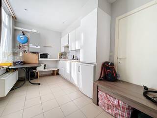 Op wandelstand van centrum van Staden, bevindt zich deze grote eigendom , die tal van mogelijkheden biedt. De woning kan makkelijk omgebouwd worden tot gezinswoning, kan verder verhuurd worden als 2 entiteiten, kan opgesplitst worden , deels eigen gebruik, deels verhuur, ...<br />Momenteel is de woning opgedeeld in 2 entiteiten, die elk apart verhuurd zijn, wat er voor zorgt dat de eigendom direct rendeert. <br />GELIJKVLOERS : inkom met toilet, lichtrijke leefruimte met zicht op de grote tuin, keuken, 1 slaapkamer met aansluitend badkamer<br />EERSTE VERDIEP : inkom met toilet, leefruimte, 1 slaapkamer, keuken met aansluitend berging<br />PLUSPUNTEN : * ventilatiesysteem * zijgevel geïsoleerd * zolder geïsoleerd <br />EPC 198 kWh/m²jaar, label B en 308kWh/m²jaar, Label D)<br />De prijs is een vanaf-prijs, ieder bod, hoger of gelijk aan deze vraagprijs, wordt voorgelegd aan de eigenaar die het recht heeft dit bod al dan niet te aanvaarden.<br />Contacteer ons gerust voor meer info of een vrijblijvend bezoek aan deze eigendom.