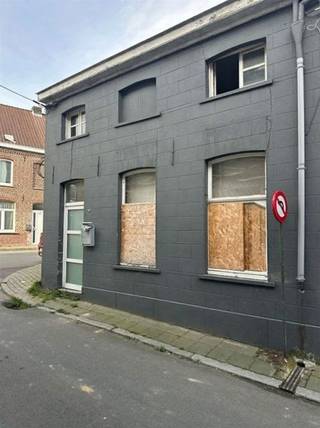 <p><span>Totaal te renoveren woning te Ronse.</span></p><p><span> </span></p><p><span>INDELING</span></p><p><span> </span></p><p><span>De woning bestaat op het gelijkvloers uit een living, keuken en badkamer.</span></p><p><span>Op de verdieping zijn er 2 slaapkamers.</span></p><p><span>Verder heeft de woning een kelder en een zolder.</span></p><p><span> </span></p><p><span>LIGGING</span></p><p><span> </span></p><p><span>Deze half open bebouwing is gelegen in de Gasmeterstraat, vlakbij het centrum van Ronse.</span></p><p><span> </span></p><p><span>PRAKTISCH</span></p><p><span> </span></p><p><span>Voor meer info en/of een afspraak bel Eefje van Immo D'hondt 0498 88 88 89</span></p>