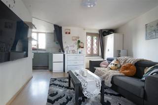 <p>Investeringsopportuniteit in hartje Aalst – Opbrengsteigendom met 4 verhuurde appartementen</p><p>Op slechts 200 meter van de Grote Markt van Aalst staat dit appartementsgebouw met 4 afzonderlijke wooneenheden. Alle appartementen zijn momenteel verhuurd, waardoor u vanaf dag één kan rekenen op stabiele inkomsten.</p><p>Indeling:</p><p>4 afzonderlijke appartementen<br />Eigen nutsvoorzieningen per appartement</p><p>Huuropbrengsten:</p><p>Appartement 1: €575/maand<br />Appartement 2: €475/maand<br />Appartement 3: €595/maand<br />Appartement 4: €550/maand</p><p>Totale maandelijkse huuropbrengst: €2.195<br />Berekening op basis van 10 maanden verhuur = €21.950/jaar</p><p>Bij een aankoopprijs van €365.000 geeft dit een bruto huurrendement van 6,01% (zonder aankoopkosten meegerekend).</p><p>Interessante opbrengsteigendom met onmiddellijk rendement.</p><p>Troeven:</p><p>Centrale ligging op wandelafstand van winkels, horeca en openbaar vervoer<br />Slechts 200 m van de Grote Markt<br />Direct rendement dankzij bestaande huurcontracten</p><p>Een interessante kans voor investeerders die op zoek zijn naar een opbrengsteigendom met bewezen inkomsten op een toplocatie in Aalst.</p>