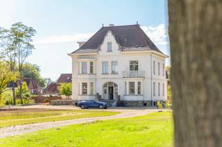 Wie Katrien Wouters zegt, zegt vastgoed met een tikkeltje meer. En dat is niet zomaar. Ontdek deze uitzonderlijke villa met unieke troeven:-  Modern...