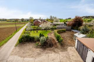 Deze te renoveren open bebouwing is gelegen in Lubbeek is een verkeersluwestraat met zicht op de omliggende velden. <br /><br />De indeling van de woning is als volgt:<br />We komen binnen in de ruime inkomhal met plaats voor een vestiairekast. Via de inkomhal betreden we de lichtrijke leefruimte. Aansluitend vinden we de eetplaats en keuken. Naast de keuken vinden we de veranda. Verder vinden we op deze verdieping nog een badkamer met bad en enkel lavabo en een apart toilet. Achter de badkamer en toilet vinden we 2 ruime garages.<br /><br />Op de eerste verdieping vinden we 2 ruime slaapkamers (16m², 15m²).<br /><br />Verder beschikt de woning over een ruime oprit. Achteraan beschikt het pand over een aangename tuin met terras, serre en tuinhuis. <br />De woning is uitgerust met een regenwaterput van 10 000L.<br /><br />De elektriciteit is niet conform. De verwarming werkt op aardgas. EPC F. Asbestveilig (maar niet asbestvrij).<br /><br />Voor meer info of een bezoek ter plaatse, neem gerust contact met ons op!