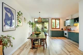 <p><span> </span></p><p><span>Op zoek naar een huis met karakter én een tuin waar je echt iets aan hebt? In deze rustige buurt in Borgerhout krijg je veel woonplezier, hoge plafonds, mooie plankenvloeren, authentieke details en een heerlijke west-gerichte tuin van ca 130 m². Met 3 volwaardige slaapkamers, een extra bureau/dressing, een grote droge kelder en het Te Boelaerpark vlakbij is dit een heerlijke gezinsplek.</span></p><p><span> </span></p><p><span>Authentieke charme & veel licht</span></p><p><span>Je komt binnen in een ruime inkomhal, en die zet meteen de toon. De originele terrazzovloer en sierlijsten geven het huis instant karakter. De originele trap met sierlijke rode leuning maakt het plaatje compleet. Vooraan ligt de leefruimte, een fijne, lichte plek met hoge plafonds, een grote raampartij aan de straatzijde en een warme plankenvloer. De sierboog deelt de ruimte subtiel op, zonder het open gevoel kwijt te spelen. Achteraan wacht een leefkeuken. De groene kasten, het houten werkblad en de vloer zorgen voor een gezellige, huiselijke sfeer. Je hebt hier een gasvuur, oven, dampkap, grote spoelbak, vaatwasser en heel wat werk- en kastruimte. Plaats genoeg ook voor een grote eettafel. Dankzij het raam, de lichtkoepel en vooral het grote schuifraam richting tuin komt hier massa’s licht binnen. </span></p><p><span>En dan die tuin! Met zo’n ca 134 m² en een westoriëntatie heb je hier een verrassend grote, groene buitenplek midden in de stad. Vlak bij de keuken ligt het betegelde terras, deels overgroeid door een druivelaar: een zalige plek voor lange etentjes buiten. Verderop wordt de tuin lekker groen, met gras, bomen en struiken die voor een fijne, natuurlijke sfeer zorgen.</span></p><p><span>Op het gelijkvloers vind je ook de badkamer, ingericht met een douche, hangtoilet, groot lavabomeubel en ingemaakte kasten. Een tof detail is het gekleurde glas dat opnieuw wat authenticiteit toevoegt.</span></p><p><span> </span></p><p><span>Slapen met zicht op het groen</span></p><p><span>Op de eerste verdieping liggen 3 slaapkamers en een extra kamer die vandaag perfect dienst kan doen als bureau, dressing of kinderkamer. De grootste slaapkamer aan de straatzijde, heeft een parketvloer en kijkt uit op het groen van de straatboom. Aan de tuinzijde liggen nog twee slaapkamers, allebei op plankenvloer en met zicht op de groene achtertuin. Vooraan is er nog een extra kamer van ca. 5 m²: ideaal als thuisbureau, dressing, babykamer of handige berging. Ook de overloop krijgt natuurlijk licht binnen via een lichtkoepel. </span></p><p><span>Onder het huis zit bovendien nog een kelder van ca. 30 m² met aansluiting voor een wasmachine en vooral héél veel opslagruimte.</span></p><p><span> </span></p><p><span>Groen wonen in Borgerhout</span></p><p><span>Je woont hier in de Spillemansstraat, een rustige buurt waar heel wat jonge gezinnen hun plek gevonden hebben. Het Te Boelaerpark ligt vlakbij voor een wandeling, een rondje joggen of wat groen met de kinderen. Een Delhaize vind je om de hoek en ook voor leuke horeca hoef je niet ver. Met busverbindingen in de buurt en een Velo-station aan het Te Boelaerpark geraak je bovendien vlot richting de rest van de stad.</span></p><p><span> </span></p>