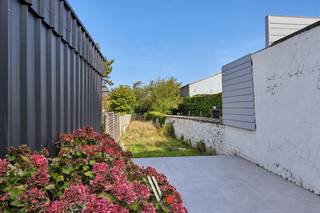 <p>In de Oswald Ponettestraat in Ronse vinden we deze charmante gesloten woning met <strong>130 m² bewoonbare oppervlakte</strong> op een <strong>perceel van 260 m²</strong>.<br />De woning werd in 2015 gedeeltelijk gerenoveerd. <strong>Mits het voorzien van dakisolatie kan EPC-label B behaald worden</strong>. <br /><br />De woning beschikt over een woonkamer, een praktische keuken en een badkamer. Verder zijn er <strong>twee slaapkamers en een afzonderlijk bureau of hobbyruimte.</strong><br />Dankzij de rustige ligging en de praktische indeling is deze woning een interessante opportuniteit voor <strong>starters en kleinere gezinnen.</strong><br /><br /><strong>De belangrijkste troeven:</strong></p>
<ul>
<li><span>Bewoonbare oppervlakte van <strong>130 m²</strong></span></li>
<li><span>Perceel van <strong>260 m²</strong></span></li>
<li><span>Gedeeltelijk gerenoveerd in <strong>2015</strong></span></li>
<li><span><strong>Twee slaapkamers en een afzonderlijk bureau</strong></span></li>
<li><span>Kelder met extra opbergruimte</span></li>
<li><span>Rustige ligging</span></li>
</ul>
<p>Interesse? <strong>Contacteer Vanthuyne Vastgoed voor meer informatie of een bezoek ter plaatse!</strong><br /><br />Deze woning valt onder de renovatieplicht.<br /> </p>