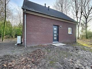 Deze nieuwbouwwoning is voorzien van een inkomhal, open keuken met leefruimte, 3 slaapkamers, badkamer en toilet.Gelijkvloers:- inkomhal (ca...