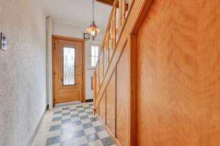 Op zoek naar een renovatieproject in de regio Hasselt? Dan is dit huis op de Bornstraat in het landelijke Vliermaalroot perfect voor u. <br />Deze open bebouwing uit 1958 biedt een totaalrenovatieproject met veel potentieel. De woning beschikt over 3 slaapkamers en een aangename, diepe tuin, ideaal voor spelende kinderen en/of diertjes.<br />Met een bruikbare vloeroppervlakte van 163m² (volgens EPC) en een perceel van meer dan 1900m², heeft u voldoende ruimte om uw droomhuis te realiseren. De woning heeft een perceelbreedte van circa 19m aan de straat en een perceeldiepte van circa 86m. <br /><br />Het gelijkvloers omvat een inkomhal, keuken, leefruimte, bergruimten, toilet, veranda en toegang tot de kelder. Op de bovenverdieping vindt u drie slaapkamers, badkamer en toegang tot de ruime zolder via een uittrektrap. <br /><br />Troeven van deze woning zijn de ruime opzet, de diepe tuin en extra tuinruimte naast het huis. Daarnaast biedt de woning veel lichtinval (ramen deels vernieuwd in 2004) en parking op de oprit en garage. <br /><br />Dit huis heeft een EPC-score van 680 kWh/(m² jaar) en een energielabel F, wat betekent dat er ruimte is voor verbetering en verduurzaming. <br /><br />Relevante documenten zijn eveneens beschikbaar op onze website www.dewaele.com of geef ons een seintje op 011 30 50 50. <br /><br />Dit pand is onderworpen aan de renovatieverplichting van de Vlaamse overheid voor residentiële gebouwen (behoudens bij sloop binnen 5 jaar na de aankoop). Consulteer voor meer informatie de website van het Vlaams Energie- en Klimaatagentschap via https://www.vlaanderen.be/een-woning-kopen/renovatieverplichting-voor-residentiele-gebouwen<br /><br />Bestuursmaatregelen in het maatregelenregister: nee