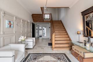 - Perceel van 14a 49ca- Zuidwestelijke oriëntatie- Bouwjaar 1955- Recente renovaties- EPC C (232 kWh/m²)- 450 m² bewoonbaar- vernieuwde houten ramen- CV op aardgas, radiatorenIndeling:Gelijkvloers:- riante inkomhal met mozaïektegels en stijlvolle trap- woonkamer/bureelruimte met originele vloer- mannen- en vrouwentoilet apart- vestiaire- zitkamer met bureelruimte- wijnkamer met eiken inbouwkastsen- woonkeuken met gezellige zithoek met gashaard en met volgende apparaten: ruime koelkast, ruime diepvries, afwasmachine, 2 ovens, bora kookplaat, 2 spoelbakken, 1 qookerkraan, keramisch werkblad- bijkeuken met volgende apparaten: friteuse, dampkap, spoelbak, microgolfoven, industrieel gasfornuis- gastensuite met kitchenette, bad-douchecombinatie, spoelbak en eigen toilet- orangerieEerste verdieping: - 2 slaapkamers- 2 badkamers, elk met vrijstaand bad, douche, dubbele wastafel en toilet- dressing - nachthalTweede slaapkamer:- 2 slaapkamers- 2 badkamers met bad, douche, toilet en wastafel- nachthalKelder:- gedeeltelijk onderkelderdAndere kenmerken:- volledig omheind- vroeger gekend als 'Le Petit Chateau'Bestuursmaatregelen in het maatregelenregister: nee