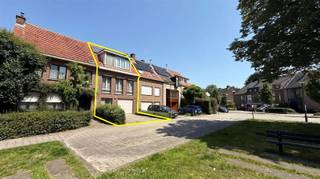 <p><span>Welkom bij deze aantrekkelijke woning in het groene Mortse, Hof Savelkoul. Dit moderne huis biedt 170 vierkante meter woonoppervlak optimaal verdeeld over drie slaapkamers en een praktische badkamer. <br />Het pand beschikt over een grote garage met oprit waar makkelijk een wagen en fietsen/motor kan geplaatst worden.</span></p><p><span>Ingemaakte kasten in de inkomhal, alsook een eerste toilet. Verder heeft de gelijkvloers een aparte wasberging en doorgang naar de aangelegde tuin.</span></p><p><span>Woonkamer op de 1e verdieping in open lay out met gezellige zonnige veranda en groot terras.</span></p><p><span>Keuken voorzien van alle comfort en veel licht.</span></p><p><span>Het interieur is functioneel ingedeeld met drie slaapkamers, op de tweede verdieping. De badkamer is voorzien van moderne sanitair en praktische inrichting met toilet, douche en dubbele lavabo.</span></p><p><span>Verder is er ook nog een zolder aanwezig.</span></p><p><span>De ligging in een residentiële buurt van Mortsel biedt rust en nabijheid tot voorzieningen.</span></p><p><span>Dit huis is perfect voor gezinnen die zoeken naar een comfortabele woon- en leefomgeving met voldoende ruimte en moderne voorzieningen.</span></p><p><span>Troeven: <br />- Zonnepanelen<br />- EPC B<br />- Elektriciteit conform<br />- Gegeerde locatie</span></p><p><span>Benieuwd? Maak snel uw afspraak op www.immodelaet.be of op 036440088</span></p>