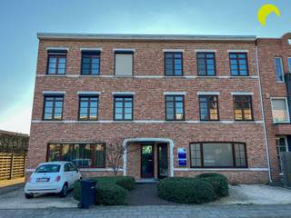 Op een uitstekende locatie in Lint, vinden we dit ruim 2-slpk appartement met terras én garage! Het centrum van Lint met de nodige winkels en...