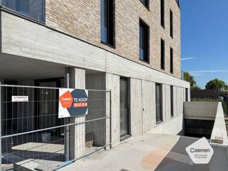 <p>Bent u op zoek naar een energiezuinig nieuwbouwappartement met een privatieve tuin? Dan is appartement 00.03, gelegen in een <strong>kleinschalige Residentie Martens </strong>te Lombardsijde (Middelkerke) een uitstekende keuze. <strong>Het totale perceel heeft een grootte van 273 m²</strong> waarvan ca. <strong>100 m² bewoonbare oppervlakte</strong>, een ruim terras en een <strong>zonnige tuin</strong> combineert dit appartement het comfort van een woning met de voordelen van een appartement;<br />De indeling omvat een lichtrijke leefruimte met open keuken, <strong>2 zeer ruime slaapkamers</strong>, een badkamer voorzien van douche en dubbel lavabo meubel, apart toilet en een praktische berging. Dankzij de grote raampartijen geniet u van een aangename verbinding tussen binnen en buiten;<br />Een absolute troef is het innovatieve PICHLER PKOM4-systeem <strong>(dubbele warmtepomp)</strong>, dat <strong>ventilatie, verwarming, koeling en sanitair warm water</strong> combineert in één energiezuinige installatie. Zo geniet u het hele jaar door van een gezond binnenklimaat, een laag energieverbruik en optimaal wooncomfort;<br />Optioneel worden <strong>ruime garageboxen </strong>te koop aangeboden + kelderbergingen gelegen op verdieping -1 van de residentie;<br /><br />De <strong>oplevering is voorzien eind 2026</strong>, waardoor u vandaag nog de afwerking volledig naar eigen smaak kunt kiezen (vloeren, keuken, badkamer, binnendeuren en meer).</p>
<ul>
<li>Gelijkvloers appartement met privatieve tuin en ruim terras;</li>
<li>Ca. 100 m² bewoonbare oppervlakte;</li>
<li>totale opp perceel: 273 m²</li>
<li>2 slaapkamers;</li>
<li>Ruime, lichtrijke leefruimte met open en volledig ingerichte keuken;</li>
<li>Energiezuinig PICHLER PKOM4-systeem;</li>
<li>Hoogwaardige nieuwbouwafwerking;</li>
<li>Afwerking nog volledig naar eigen keuze;</li>
</ul>
<p>Bij interesse zeker contact opnemen voor een vrijblijvend gesprek op kantoor en/of een plaatsbezoek met de bouwheer;<br /><br /> </p>