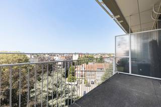 Dit appartement van ±48 m² ligt op de 7e verdieping aan de beroemde Gabriel Émile Lebon-laan, op de grens tussen Oudergem en Sint-Pieters-Woluwe, en zal zowel bewoners als beleggers aanspreken dankzij de lichte inrichting, de functionele indeling en vooral het prachtige terras van ±7 m². Het terras heeft een perfecte ligging en is toegankelijk vanuit de woonkamer en de slaapkamer.<br /><br />Het appartement bestaat uit een inkomhal met apart toilet en garderobe, een gezellige woonkamer van ±21 m² met een gedeeltelijk ingerichte keuken (2012) en een aparte slaapkamer/slaapgedeelte van ±9 m² met toegang tot een doucheruimte.<br /><br />Een van de grote troeven van dit pand is ook de EPC-klasse C, een energieprestatie die gemoedsrust biedt en voldoet aan de eisen die voor 2048 zijn vastgesteld – een groot voordeel voor toekomstige eigenaren.<br /><br />Elektriciteit conform de voorschriften, kozijnen met dubbele beglazing uit 2012, gemeenschappelijke gasgestookte condensatieketel uit 2025 met warmtekrachtkoppeling en warmtepompen. Gerenoveerd en geïsoleerd dak met zonnepanelen. Fietsenstalling en afvalruimtes.<br /><br />Op een steenworp afstand van het openbaar vervoer, winkels, hoofdwegen en alle voorzieningen combineert dit pand comfort, energie-efficiëntie en levenskwaliteit in een van de meest gewilde wijken in het oosten van Brussel. Raming van de lasten: ±166 €/maand (gemeenschappelijke kosten, conciërge, verwarming, warm en koud water).<br /><br />
<p><strong>Indeling</strong></p>
<ul>
<li>Appartement van ±48 m² op de 7e verdieping</li>
<li>Ruime hal met ruimte voor een ingebouwde garderobe</li>
<li>Aparte wc</li>
<li>Aangename woonkamer van ±21 m²</li>
<li>Gedeeltelijk ingerichte keuken, met de mogelijkheid om volledig open te stellen naar de woonkamer</li>
<li>Aparte slaapkamer / slaapgedeelte van ±9 m²</li>
<li>Doucheruimte van ±2,5 m²</li>
<li><b>Prachtig terras van ±7 m²</b>, perfect gelegen, toegankelijk vanuit de woonkamer en de slaapkamer</li>
</ul>
<p><b>Voorzieningen, mede-eigendom &amp; lasten</b></p>
<ul>
<li><b>EPB C</b>, doelstelling 2048 behaald</li>
<li>Elektriciteit conform</li>
<li>Raamkozijnen met dubbele beglazing vervangen in 2012</li>
<li>Keuken gerenoveerd in 2012</li>
<li>Collectieve verwarmingsinstallatie volledig vernieuwd in 2025</li>
<li>Dak onlangs gerenoveerd en geïsoleerd met zonnepanelen voor de gemeenschappelijke ruimtes</li>
<li>Conciërge</li>
<li>Fietsenstalling</li>
<li>Afvalruimte</li>
<li><u>Voorziening voor lasten</u>: ±166 €/maand inclusief gemeenschappelijke ruimtes, conciërge, verwarming, warm water en koud water</li>
<li><u>Reservefonds</u>: ±35,07 €/maand</li>
</ul>
<p><strong>Omgeving</strong></p>
<ul>
<li>Gabriel Émile Lebonlaan</li>
<li>Grens tussen Oudergem en Sint-Pieters-Woluwe</li>
<li>Aan het begin van de zeer gewilde wijk Vogelzang</li>
<li>Vlakbij het openbaar vervoer</li>
<li>Snelle toegang tot de ring en de belangrijkste verkeersaders</li>
<li>Winkels, scholen, restaurants en alle voorzieningen in de buurt</li>
</ul>