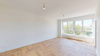 <p><b>Instapklaar, volledig gerenoveerd appartement met zicht op het Zuidpark</b><b></b></p>
<p>Dit gerenoveerde appartement geniet van een uitstekende ligging met frontaal uitzicht op het Zuidpark. Gelegen in een kleinschalig gebouw en bereikbaar met de lift.</p>
<p>De lichtrijke leefruimte biedt dankzij haar royale breedte een aangenaam ruimtegevoel en een prachtig uitzicht op het park. Aansluitend een open, volledig geïnstalleerde keuken, met kwalitatieve toestellen voor dagelijks gebruik.</p>
<p>Het appartement beschikt over een ruime slaapkamer aan de achterkant en een tweede kamer die perfect dienst kan doen als dressing, bureau of logeerkamer. De badkamer is uitgerust met een douche en toilet.</p>
<p>De woning bevindt zich op het befaamde Zuid, op wandelafstand van het historische centrum van Antwerpen. Met het vernieuwde Zuidpark voor de deur, het Koninklijk Museum voor Schone Kunsten, de Scheldekaaien, de bruisende Volksstraat en het Marnixplein in de directe omgeving, geniet u hier van het beste wat de stad te bieden heeft.</p>
<p>Supermarkten zoals Carrefour, Colruyt en Delhaize bevinden zich vlakbij. Ook de bereikbaarheid is uitstekend, zowel met de wagen als met het openbaar vervoer.</p>
<p>Autostaanplaatsen zijn te huur in de nabije omgeving.</p>