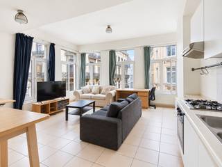 Een praktisch ingedeeld appartement op de tweede verdieping, ideaal voor een starter of als investering. De Wijngaardstraat geniet van een uiterst centrale ligging in het historische hart van Antwerpen, met de Grote Markt, Groenplaats, winkels, horeca en cultuur op wandelafstand.<br />Openbaar vervoer en belangrijke stadsverbindingen bevinden zich vlakbij, waardoor ook andere delen van Antwerpen eenvoudig bereikbaar zijn. Een ligging die vooral uitblinkt in gemak: vrijwel alles wat de stad aantrekkelijk maakt, ligt hier binnen handbereik.<br /><br /><strong>Indeling</strong><br />Via de verzorgde gemeenschappelijke inkomhal betreedt u het gebouw. Het appartement bevindt zich op de <strong>tweede verdieping</strong> en is zowel via de lift als de traphal bereikbaar.<br /><br />De inkomhal beschikt over een vestiairegedeelte en afzonderlijk gastentoilet. Verder bevinden zich de woonkamer, eetruimte en keuken, die samen het leefgedeelte vormen.<br /><br />Achteraan ligt de ruime slaapkamer, aangenaam afgescheiden van het leefgedeelte, met aansluitend een badkamer voorzien van douche en lavabomeubel.<br /><br /><strong>Bijzonderheden</strong><br />Met <strong>EPC B</strong>, een volwaardige slaapkamer, lift en vooral een uitzonderlijk centrale ligging vormt dit appartement een interessante opportuniteit voor zowel <strong>eigen bewoning als investering</strong>.<br />Het appartement is momenteel verhuurd.