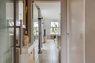 Gelegen op de rand van het centrum en vlakbij de mooie natuur rond de Nete.Vraagprijs voor het appartement is 298.000 euro; de staanplaats en berging...