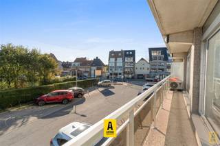 Gezellig appartement, gelegen op de eerste verdieping van de verzorgde residentie Astrid, pal in het bruisende toeristische hart van Bredene. <br />Ligging troef: op wandelafstand van winkels, horecazaken, het strand (bijna letterlijk aan je voeten!), de tramhalte én een ruime openbare parking op slechts 100 meter.<br />Indeling: Inkomhal lichtrijke woonkamer met toegang tot het zonnige balkon en leuk open zicht, open keukenhoek, badkamer met ligbad, wc en lavabo, ruime slaapkamer. extra: mogelijkheid tot aankoop van een autostaanplaats en/of een ruime privatieve berging op het gelijkvloers.<br />Momenteel verhuurd aan een correcte huurder! Ben je op zoek naar een sfeervol appartement aan zee, ideaal als tweede verblijf of investering? Dan is dit een mooie opportuniteit!