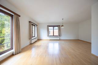 <h2>Ruim 3-slaapkamerappartement tegenover Kasteel Op den Wal<span></span></h2>
<p>Op de tweede verdieping van een verzorgd appartementsgebouw in de <strong>Meidoornlaan in Kapellen</strong> bevindt zich dit bijzonder ruime en lichtrijke appartement met <strong>3 slaapkamers, 121 m² bruikbare vloeroppervlakte, terras én privatieve garagebox inbegrepen in de prijs</strong>.</p>
<p>De ligging is zonder twijfel één van de bijzondere troeven: het appartement bevindt zich <strong>recht tegenover het historische Kasteel Op den Wal</strong>. Het groene karakter aan de achterzijde zorgt tegelijk voor een aangenaam en rustig uitzicht, terwijl het centrum van Kapellen en de dagelijkse voorzieningen vlot bereikbaar zijn.</p>
<p>Binnen valt meteen de royale leefruimte op. De vele raampartijen aan verschillende zijden zorgen voor een overvloed aan natuurlijk licht en versterken het ruime gevoel. De afzonderlijke keuken is hedendaags ingericht met veel kastruimte en inbouwtoestellen en geeft toegang tot het terrasje.</p>
<h3>Indeling</h3>
<p><strong>Appartement – tweede verdieping</strong></p>
<ul>
<li>Ruime inkom- en nachthal</li>
<li>Zeer royale en lichtrijke leefruimte</li>
<li>Grote raampartijen aan verschillende zijden</li>
<li>Ingerichte keuken met veel kastruimte en inbouwtoestellen</li>
<li>Rechtstreekse toegang vanuit de keuken tot het terras</li>
<li>3 slaapkamers, waarvan 1 toegang geeft tot achterliggind terras.</li>
<li>Moderne badkamer met ligbad/douchecombinatie</li>
<li>Dubbele lavabo met badkamermeubel</li>
<li>Apart toilet</li>
<li>Praktische was-/bergruimte</li>
<li>Terras met groen uitzicht</li>
</ul>
<p><strong>Garage</strong></p>
<ul>
<li>Afgesloten privatieve garagebox</li>
<li>Gelegen achter het appartementsgebouw</li>
<li><strong>Garagebox inbegrepen in de verkoopprijs</strong></li>
</ul>
<p>Ook energetisch zit dit appartement goed. Het recente EPC bevestigt <strong>label B met een energiescore van 164 kWh/(m² jaar)</strong>. Het platte dak voldoet volgens het attest reeds aan de energiedoelstelling. <span></span></p>
<p>Een interessant appartement voor wie in Kapellen <strong>ruimte, licht, een groene omgeving en een garagebox</strong> wil combineren. Met 121 m² en drie slaapkamers is het bovendien geschikt voor zowel gezinnen als kopers die graag beschikken over een extra bureau-, hobby- of logeerkamer.</p>
<p><strong>Interesse in dit ruime appartement tegenover Kasteel Op den Wal? Contacteer Immo Point op 03 535 12 75 voor meer informatie of een bezoek.<br /><br />BEWOONBARE OPPERVLAKTE: De vermelde “bewoonbare oppervlakte” is gebaseerd op de “bruikbare vloeroppervlakte” zoals vermeld in het EPC.<br /></strong></p>