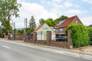 <p>Karaktervol horecapand met authentieke molenelementen, woonst en uitbreidingsmogelijkheden</p><p>Op een uitstekende locatie nabij het centrum van Zottegem bevindt zich dit unieke horecapand, gevestigd in een voormalige molen. Het pand werd in 2025 smaakvol gerenoveerd en is onmiddellijk klaar voor een nieuwe uitbating.</p><p>De horecazaak beschikt over een gezellige verbruiksruimte met plaats voor meer dan 40 gasten, een polyvalente zaal voor ongeveer 50 personen en een ruim, zonnig terras. De volledig uitgeruste professionele keuken en de vernieuwde, conforme elektrische installatie zorgen ervoor dat u zonder bijkomende investeringen van start kunt gaan. Een extra commerciële troef is dat de uitbating volledig vrij van brouwer is, waardoor u als ondernemer alle vrijheid geniet om uw eigen concept en assortiment uit te bouwen.</p><p>De authentieke molenelementen geven dit pand een uitzonderlijk karakter. Via een glazen vloerplaat krijgt u een unieke inkijk op de oude molen, wat zorgt voor een sfeervolle en verrassende beleving.</p><p>Ook naar de toekomst toe biedt dit eigendom heel wat mogelijkheden. Er is potentieel om een aparte loft te creëren, het bijgebouw een nieuwe functie te geven en de ondergrondse verdieping met de authentieke molenstenen verder in te richten als uitbreiding van de horecazaak.</p><p>Naast het handelsgedeelte beschikt het pand over een verzorgd en comfortabel privégedeelte waar het aangenaam wonen is. De woning omvat een mooie, volledig uitgeruste keuken, een ruime en lichtrijke leefruimte, prachtige badkamer, bureau, wasplaats, twee ingerichte slaapkamers en biedt bovendien de mogelijkheid om extra slaapkamers te creëren. De gezellige buitenruimte vormt de ideale plek om na een drukke werkdag in alle rust te ontspannen.</p><p>Kortom, een uitzonderlijk eigendom waar wonen en ondernemen perfect samengaan. Ideaal voor wie onmiddellijk wil starten met een café, bistro of restaurant, maar ook tal van mogelijkheden biedt voor een eigen horecaconcept.</p><p>Een pand met karakter, geschiedenis en toekomstpotentieel dat u absoluut moet ontdekken.</p><p>Contacteer Femke via femke@immobeguin.be voor meer informatie of een bezoek.</p>
