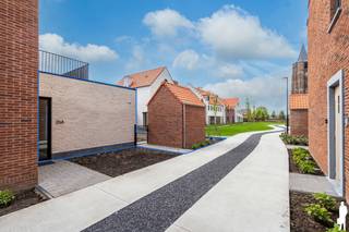 <p><strong>Huurprijs: 1.395 EUR per maand<br />+ 100 EUR per maand gemeenschappelijke kosten<br />+ 50 EUR per maand voor de ondergrondse autostaanplaats <br />Kosten plaatsbeschrijving zijn 50/50 te betalen door huurder en verhuurder<br />Huurwaarborg = 3 maanden huur<br />Beschikbaar: In onderling overleg<br /></strong></p>
<p><strong>VOOR DIT EIGENDOM KAN U ZELF EEN BEZOEK INPLANNEN VIA ONZE WEBSITE: www.deboerenpartners.be</strong><br />Als u in aanmerking komt voor dit eigendom, kan u zelf een bezoekmoment selecteren. Om wille van het grote aantal aanvragen, kunnen verzoeken via Immoweb, Spotto of Immoscoop niet behandeld worden. Enkel kandidaturen van onze website, inclusief documentatie en motivatie, komen in aanmerking. Als u moeilijkheden ondervindt met het invullen van de kandidaatstelling, aarzel dan niet om ons te contacteren voor hulp en ondersteuning.<br /><br /><span>Beschrijving van het appartement:<br /></span>U komt binnen in dit gelijkvloers nieuwbouwappartement via een ruime inkomhal met gastentoilet. Aan de linkerzijde bevindt zich de moderne badkamer, voorzien van alle comfort. Aan de rechterzijde vindt u de ruime slaapkamer met rechtstreekse toegang tot het terras en de tuin.<br /><br />Verder komt u in de lichtrijke leefruimte met open, volledig geïnstalleerde keuken, uitgerust met kwalitatieve toestellen. Dankzij de grote raampartijen geniet het appartement van een aangename natuurlijke lichtinval.<br /><br />Vanuit de leefruimte heeft u toegang tot het terras en de privatieve tuin, waar u in alle rust kan genieten.<br /><br />Daarnaast beschikt het appartement over een praktische berging met aansluiting voor wasmachine en droogkast, een aparte schuur en een ruime ondergrondse parkeerplaats (geschikt voor mindervaliden), gelegen nabij de lift.<br /><span><br />Bijzonderheden:<br /></span>- Gelijkvloers nieuwbouwappartement<br />- Energiezuinig (EPC-label X)<br />- Ondergrondse parkeerplaats (mindervaliden)<br />- Lift aanwezig<br />- Terras en privatieve tuin<br />- Zeer gunstige ligging nabij scholen, openbaar vervoer, winkels en sportfaciliteiten<br />- Rustige, groene omgeving</p>
<p><span> </span></p>