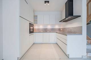 Mail: rent.brussels@weinvest.be / Tel: 02/3155173<br /><br />We Invest is trots u dit mooie duplexappartement voor te stellen, gelegen in het hart van het residentiële project Mench in Schaarbeek (voor meer informatie over het project, bezoek: https://immo.weinvest.be/mench/). Het biedt een rustige omgeving met een tuin en geniet tegelijkertijd van een uitstekende bereikbaarheid dankzij de onmiddellijke nabijheid van openbaar vervoer, winkels en hoofdwegen.<br /><br />Het appartement op de gelijkvloerse verdieping bestaat uit een lichte woonkamer met volledig uitgeruste open keuken, een gastentoilet, een wasruimte en een privéterras met tuintje, ideaal om van zonnige dagen te genieten. Op de verdieping vindt u drie slaapkamers, twee moderne badkamers, een bureau-/dressingsruimte en een apart toilet.<br /><br />Mogelijkheid om een parkeerplaats te huren voor €150 extra/maand.<br /><br />Kosten: €105 (maandelijkse provisie voor gemeenschappelijke kosten)<br /><br />EPC: A<br /><br />Snel te bezichtigen!<br /><br />Voor meer exclusives, bezoek www.weinvest.be<br />Voor het plan, bezoek https://immo.weinvest.be/mench/