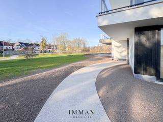Residentie Estée is gelegen aan de Noorweegse Kaai in Brugge, vlakbij de Dampoort met prachtig zicht op de Damse Vaart.<br /><br />De historische Brugse binnenstad en het openbaar vervoer liggen in de directe nabijheid waardoor de residentie vlot bereikbaar is. <br />De ruime en standingvolle luxe-nieuwbouwappartementen zullen stuk voor stuk voorzien worden van alle moderne technieken en worden afgewerkt met uiterst duurzame kwaliteitsmaterialen. Ieder appartement geniet een prachtig ruim terras met zicht op het water of zicht op de groene omgeving. De centrale ligging en de ruime en luxueuze opvatting van het ontwerp dragen bij tot een aangenaam wonen of een interessante investering.<br /><br />Appartement 12 bus 00.01: <br />Inkomhall voorzien van vestiaire, open keuken met leefruimte met toegang tot ruim terras (26 m²) en tuin, aparte berging, gastentoilet, badkamer voorzien van dubbele lavabo en douche, 2 slaapkamers.<br /><br />Voor verdere informatie of een vrijblijvend bezoek contacteer Wout op 0475 96 59 38 of mail naar wout@immax.be.