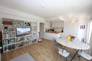 In een gebouw gelegen op de Zeedijk bevindt zich dit volledig vernieuwde 1-slaapkamer appartement, ideaal als vaste woonst, tweede verblijf of investering aan zee.<br />Het pand die gelegen is op een 4de verdieping werd recent vernieuwd en biedt comfortabel wonen op een toplocatie aan zee.<br />Via de inkomhal betreedt u de lichtrijke woonkamer met eetruimte, dankzij het schuifraam geniet u van overvloedig daglicht en directe toegang tot het zonnige terras – ideaal om buiten te ontspannen.<br />De open keuken is smaakvol ingericht en uitgerust met de nodige elektrische toestellen, ideaal voor wie graag kookt in een moderne setting.<br />Verder beschikt het appartement over een slaapkamer met balkon aansluitend terras en een vernieuwde badkamer met regendouche en toilet.<br />Kortom, een instapklaar appartement op een topligging nabij aan het strand en met alle voorzieningen.<br /><br /><strong>Troeven:</strong>
<ul>
	<li><span>Ingang via Zeedijk</span></li>
	<li><span>Volledig vernieuwd in 2024</span></li>
	<li><span>Lichtrijke leefruimte</span></li>
	<li><span>Zonnige terrassen</span></li>
	<li><span>Op wandelafstand van strand, winkels en openbaar vervoer</span></li>
	<li><span>Ramen en elektriciteit werden volledig vernieuwd.</span></li>
	<li><span>Gratis parking aan de overzijde van het gebouw</span></li>
</ul>
<br />Het gebouw is vrij van grote kosten.<br />Het appartement scoort uitstekend op vlak van energie: EPC=> 128 kWh/m²<br /><br />Wenst u snel in dit moderne appartement met zonnig terras te komen wonen, neem dan contact op via telefoon op 059/707.966 of via e-mail naar nicolas@jolieinvest.be<br /> 