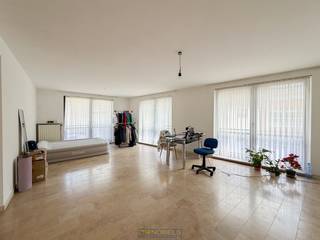 <strong>2-SLAAPKAMER APPARTEMENT</strong> op <strong>TOPLIGGING IN HET CENTRUM</strong> van Oudenaarde. Op <strong>WANDELAFSTAND </strong>van 2 uitersten, enerzijds het <strong>MOOIE LIEDTSPARK</strong> en anderzijds het <strong>BRUISENDE STADSLEVEN</strong> van Oudenaarde treffen we dit <strong>INSTAPKLARE</strong> appartement aan. Dankzij de <strong>RUSTIGE RESIDENTIE,</strong> de <strong>VLOTTE BEREIKBAARHEID </strong>en de<strong> NABIJHEID VAN ALLE VOORZIENINGEN</strong> vormt dit appartement een <strong>AANGENAME WOONST</strong> of de <strong>IDEALE INVESTERINGSEIGENDOM</strong>.<br />De indeling gaat als volgt: Via de inkomhall heeft u toegang tot een ruime woonkamer. Verder vinden we hier een afzonderlijk toilet, lichtrijke leefruimte, een ingerichte keuken, een praktische berging, 2 volwaardige slaapkamers, een ingerichte badkamer en extra kelderberging.<br /><br />(Bovendien heeft u de mogelijkheid tot aankoop van een ondergrondse autostaanplaats voor €25.000)<br /><br /><strong>Adres: </strong>Burgschelde 40 te Oudenaarde<br /><br />EPC: 151kWh/m², G-score en P-score C, Geen renovatieverplichting, Bestuursmaatregelen in maatregelenregister: nee