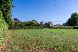 - Emplacement de choix à Roulers : Bollaardstraat 1A<br />- Emplacement calme en centre-ville<br />- Terrain à bâtir pour une maison ouverte<br />- Superficie : 973 m²<br />- Situé dans une zone résidentielle<br />- Règlements de construction disponibles<br />- Rapport d'inondation : P-score = classe B, G-score = classe A<br />- Prix indicatif : 243.250 €