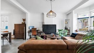 <p>Charmante halfopen woning op topligging in Kinrooi<br /><br /></p>
<p>Bent u op zoek naar een gezellige woning met karakter, praktische indeling én een uitstekende ligging? Dan is deze charmante halfopen bebouwing in het centrum van Kinrooi absoluut een bezoek waard.<br /><br /></p>
<p>De woning bevindt zich op een uiterst gunstige locatie, centraal maar toch rustig gelegen, met alle voorzieningen binnen handbereik. Winkels, horeca, scholen en dagelijkse faciliteiten bevinden zich vlakbij. Bovendien geniet u van een vlotte verbinding richting Maaseik, Bree, Neeroeteren en Molenbeersel, met van daaruit een snelle bereikbaarheid naar Nederland.<br /><br /></p>
<p>Bij het betreden van de woning komt u terecht in een ruime inkomhal die toegang geeft tot de gezellige leefruimte. Deze werd afgewerkt met een moderne en onderhoudsvriendelijke vloer en vormt een aangename plek om thuis te komen. De karaktervolle erker aan de voorzijde zorgt bovendien voor extra charme en een mooie lichtinval.<br /><br /></p>
<p>Aansluitend bevindt zich de vernieuwde, praktische keuken die uitgerust is met alle nodige comfort. Tussen de keuken en badkamer vindt u nog een handige tussenhal met ingebouwde kast en extra bergruimte.<br /><br /></p>
<p>De badkamer bevindt zich op het gelijkvloers en is voorzien van een ligbad, massagedouche, lavabo én de mogelijkheid om zowel wasmachine als droogkast te plaatsen.<br /><br /></p>
<p>Verder beschikt de woning over een praktische kelder die ideaal dienst doet als extra opslagruimte.<br /><br /></p>
<p>Op de eerste verdieping bevinden zich twee ruime slaapkamers. Eén kamer wordt momenteel volledig gebruikt als dressing en beschikt daarnaast nog over een klein apart hoekje dat perfect ingericht kan worden als extra opbergruimte. De tweede slaapkamer is ingericht als slaapkamer en biedt directe toegang tot een gezellig terras.<br /><br /></p>
<p>Via een vlizotrap bereikt u de zolderverdieping. Deze ruimte biedt nog heel wat potentieel en kan, mits de nodige afwerking, ingericht worden als extra slaapkamer, masterbedroom, hobbyruimte of polyvalente kamer naar eigen wens. Isolatie ligt al klaar op de vloer.<br /><br /></p>
<p>Ook buiten geniet u van een praktische en onderhoudsvriendelijke tuin met een combinatie van houten terras en graszone. De tuin is volledig omheind en voorzien van een handig zijpoortje. Daarnaast werd er nog een kleine overkapping geplaatst voor het opbergen van tuinmateriaal.<br /><br /></p>
<p><strong>Extra troeven:<br /><br /></strong></p>
<ul>
<li>Uitstekende ligging in het centrum van Kinrooi</li>
<li>Snelle verbinding richting Nederland</li>
<li>Vernieuwd dak na opmaak EPC</li>
<li>EPC-label D</li>
<li>Conforme elektriciteitskeuring</li>
<li>Asbestvrij attest aanwezig</li>
<li>Karaktervolle woning met uitbreidingsmogelijkheden</li>
<li>Praktische, volledig omheinde tuin</li>
</ul>
<p><br />Een ideale woning voor wie op zoek is naar charme, comfort en potentieel op een centrale ligging.<br /><br /></p>
<p>Getriggerd door deze woning, contacteer ons en kom ze ontdekken. 089 20 61 11 – jolien@immofusion.be</p>