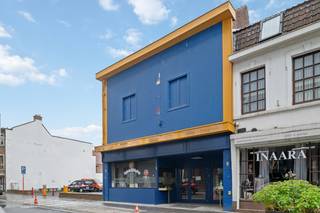 Centrum Roeselare - Veelzijdige eigendom met een totale oppervlakte van 470m² (vrij van handelshuur)<br /><br /><br />De eigendom werd recentelijk uitgebaat als café/bar, met aansluitend een ruime American pool- en ontspanningsruimte maar is nu vrij van handelshuur. Op de eerste verdieping bevindt zich momenteel een ruime berging/polyvalente ruimte, die mits de nodige aanpassingen ook kan worden ingericht als woongelegenheid. Deze verdieping kan dienst doen als woonruimte, met oa 3 slaapkamers en een badkamer.<br />De volledige inrichting van de horecazaak en de achterliggende ontspanningsruimte werd uitgevoerd door de huidige huurder.<br />Met een gevelbreedte van ca. 8,5 meter en een centrale ligging biedt deze eigendom tal van mogelijkheden voor zowel commercieel als residentieel gebruik.<br /><br /><strong>Troeven:</strong>
<ul>
	<li>Topligging in het centrum van Roeselare</li>
	<li>Totale oppervlakte van ca. 470 m²</li>
	<li>Veelzijdig pand met verschillende gebruiksmogelijkheden</li>
	<li>Mogelijkheid tot woongelegenheid op de eerste verdieping</li>
	<li>Ruime gevelbreedte van ca. 8,5 meter</li>
	<li>Interessante opportuniteit voor ondernemers én investeerders</li>
</ul>
Dit pand is onderhevig aan de renovatieverplichting die door de Vlaamse overheid wordt opgelegd voor residentiële gebouwen. Raadpleeg de website van het Vlaams Energie- en Klimaatagentschap via https://www.vlaanderen.be/een-huis-of-appartement-kopen/renovatieverplichting-voor-residentiele-gebouwen. <br /><br />Reserveer uw bezoek zodat we samen met u de beste mogelijkheden kunnen vinden in dit project.<br /><br />Contacteer ons voor een bezichtiging en bel ons op het nummer 051/ 62 40 40!