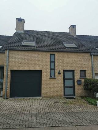 Rustig gelegen eengezinswoning met 3 slaapkamers, tuin en garage. <br /><br />Deze recent gerenoveerde rijwoning ligt in de kindvriendelijke wijk De Schomme, op wandelafstand van recreatiedomein De Schorre te Boom. Er is geen doorgaand verkeer in de wijk, dus ideaal voor gezin met kinderen. Winkels, scholen en openbaar vervoer op wandelafstand. Vlotte verbinding met A12, E19 en N16.<br /><br />Dit eigendom is gebouwd in 2002 en steeds goed onderhouden.<br />De woning is asbestveilig, de keuring van de electricieit is conform en het EPC heeft een goed label B.<br /><br />Gelijkvloers is volledig betegeld, inkomhal met apart toilet, lichtrijke woonkamer en vernieuwd open keuken 2024 met zicht op de tuin.<br />Keuken met oven, microgolf, gaskookplaat met grill, dampkap, koelkast en vaatwasser. <br />Dubbele beglazing met electrische zonnescreens. PVC-ramen.<br />Inpandige garage met electrische sectionale poort. CV-ketel Junkers en wasmachine aansluiting. Aansluiting voor waterontharder is voorzien.<br />Zuidgerichte tuin met terras, omheining en tuinhuis.<br /><br />Digitale Bosch EasyControl thermostaat (2022) met individuele regeling per radiator (app of knoppen) in volledig huis.<br /><br />Eerste verdieping : nachthal, apart toilet (betegeld), 3 slaapkamers (laminaat) en vernieuwde badkamer (2022) met groot hoekbad, douche en dubbele lavabo.<br />Dakramen (2022 alu/hout) met verduistering, muggeramen en zonnewering.<br />Geisoleerde grote zolder met laminaatvloer bereikbaar via uitschuiftrap in nachthal.<br /><br />Rechtstreeks te koop via eigenaar ( geen immokantoor)<br /><br />Als U graag deze woning wil bezichtigen, mag U ons steeds contacteren op dirk.schippers01@gmail.com of c_toremans@msn.com of op telefoonnummer Glenn Schippers 0032 470 05 49 60