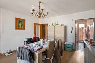 Op zoek naar een lichtrijk appartement op een rustige locatie in Deurne? Dit appartement bevindt zich op de tweede verdieping van een kleinschalig gebouw en geniet van de volgende indeling:<br /><br />Via de inkomhal komt u terecht in de lichtrijke leefruimte van (20 m²). Deze biedt voldoende plaats voor een gezellige zithoek en eetruimte. Aansluitend bevindt zich het terras vooraan, waar u kan genieten van een open zicht op de rustige straat.<br /><br />De aparte keuken is functioneel ingericht en geeft toegang tot een tweede, kleiner terras achteraan.<br /><br />Verder beschikt het appartement over een nachthal die toegang biedt tot de slaapkamer (ca. 11,5 m²), een badkamer en een aparte bergruimte.<br />De badkamer is uitgerust met een ligbad en lavabomeubel.<br /><br />Daarnaast is er nog een praktische berging op het gelijkvloers inbegrepen, wat zorgt voor extra opslagmogelijkheden.<br /><br />Tot slot is er nog een inpandige garage, met oprit verplicht mee aan te kopen aan 16.000€. <br /><br />Het appartement is op heden verhuurd en de huurder wilt graag blijven. <br /><br />Troeven:<br />+ Rustige ligging<br />+ Gunstig EPC / conforme elektriciteit<br />+ Twee terrassen<br />+ Garage met berging en oprit<br />+ Ideaal als investering<br /><br />Interesse in dit appartement? Contacteer ons op 03 337 50 70 of via info@vbvastgoed.be.