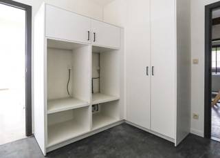 Deze volledig gerenoveerde open bebouwing is rustig gelegen en combineert modern wooncomfort met een charmante, landelijke omgeving in Meerdonk.Via...