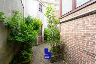Karaktervolle herenwoning met enorm potentieel op toplocatie nabij zee, strand, de Japanse Tuin en de Koninklijke Gaanderijen!<br /><br />Deze prachtige herenwoning met authentieke gevel vormt het ideale renovatieproject voor wie op zoek is naar ruimte, charme en een unieke ligging aan zee. De woning beschikt over een sous-sol, drie volwaardige verdiepingen en een ruime zolderverdieping.<br /><br />Bij het binnenkomen wordt u meteen verwelkomd in de statige inkomhal, waar authentieke moulures en sierlijke ornamenten de charme van weleer perfect bewaren. De leefruimte is elegant ingedeeld met een gezellige zithoek, een eetruimte en aansluitend de keuken. Volgens de eigenaar bevinden zich achter het houten plafond nog originele, karaktervolle elementen die aansluiten bij de prachtige stijl van de inkomhal.<br /><br />De keuken is praktisch ingericht en geniet van een mooi zicht op de zonnige stadstuin, waar u in alle rust kan genieten van het buitenleven.<br /><br />De volledig ingerichte sous-sol beschikt bovendien over een eigen badkamer en biedt tal van mogelijkheden, zoals een gastenverblijf, hobbyruimte of extra bergruimte.<br /><br />Verder telt de woning maar liefst 4 volwaardige slaapkamers en een ruime zolder, wat deze eigendom bijzonder geschikt maakt als ruime gezinswoning, tweede verblijf of investering aan de kust.<br /><br />Met de nodige renovatiewerken kan deze unieke herenwoning uitgroeien tot een absolute parel: een stijlvolle thuis of een waardevaste investering op een topligging vlak bij zee en het stadscentrum van maar liefst 220 vierkante meter woonplezier.