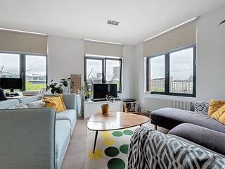 Le loft est situé à l'angle d'un bâtiment historique, au deuxième étage avec ascenseur et présente la configuration suivante :<br /><br />Deuxième étage :<br />- hall d'entrée<br />- Surface habitable sur parquet naturel avec cuisine ouverte (env. 43 m²). La cuisine est équipée d'une cuisinière électrique, d'un lave-vaisselle, d'un réfrigérateur avec congélateur, d'une hotte, d'un évier simple et de nombreux rangements. L'espace de vie est très lumineux grâce aux nombreuses fenêtres.<br />- Balcony avec vue sur le Palais de Justice<br />- Chambre ouverte d'environ 13 m² qui possède également un balcon.<br />- Toilette<br />- Local de rangement avec raccordement pour machine à laver et sèche-linge.<br />- Salle de bain avec lavabo, baignoire et douche uniquement<br /><br />Avantages supplémentaires : <br />- Emplacement unique sur la place Bolivar dans un bâtiment historique majestueux<br />- Pas de frais communs<br />- Espace de rangement spacieux au sous-sol<br />- Disponible à partir du 01/09<br />- EPC C favorable<br /><br />Demandez votre visite via le site web de Dewaele, et nous nous reverrons peut-être bientôt !
