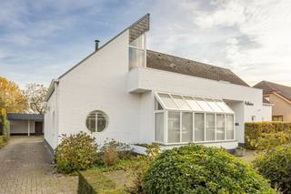 <p>Palton troeven:<br />- Residentiële locatie, grenzend aan natuurgebied<br />- Schitterende achtertuin<br />- Volop privacy <br />- Tijdloze villa<br />- Nabij Nederlandse grens</p>
<p>Welkom bij Krommendijk 63 Poppel! Deze prachtige villa is rustig gelegen in een residentiële wijk nabij het centrum van Poppel.<br />Deze instapklare woning bevindt zich op een perceel van circa 2481<span>m²</span>, voorzien van een imposante tuin met weids uitzicht. <br /><br />Bij binnenkomst valt meteen de ruime inkomhal op die toegang biedt tot de leefruimte, garderobe, gastentoilet en toegang tot de slaapkamer op het gelijkvloers.</p>
<p>Via de dubbele deuren komt u uit in de karaktervolle leefruimte met authentieke haardpartij en houten parketvloer. De grote raampartijen zorgen voor veel natuurlijke lichtinval en een prachtig uitzicht over de tuin van de woning. De schuifpuien die zich aan de achterzijde van de leefruimte bevinden zorgen voor toegang tot de aangelegde terrassen met zonneluifel. Aansluitend van de leefruimte is er een aanbouw geplaats (24<span>m²)</span> , een ideale ruimte met vloerverwarming om te vertoeven. Vanuit de leefruimte komt u in de volledig geinstalleerde keuken voorzien van inductie kookplaat, combi-oven, magnetron, dampkap en voldoende kastruimte. Dankzij de royale indeling is er bovendien voldoende plaats voor een eettafel, wat de ruimte extra praktisch en gezellig maakt. Aansluitend is er een bijkeuken aanwezig en uitgerust met een nuttig werkblad met daarin een wastafel en wasmachine aansluiting.<br /><br />Tevens is er op het gelijkvloers een master bedroom aanwezig uitgerust met een houten parketvloer en rolluik met aansluitend een dressing en ensuite badkamer met vloerverwarming, ligbad, inloopdouche, brede lavabo en toilet. <br /><br />Via een vaste trap komt u uit in de nachthal die toegang biedt naar het terras op deze verdieping en drie comfortable slaapkamers. Op de verdieping is ook een badkamer geinstalleerd met een douche, lavabo in meubel en toilet. Daarnaast nog een technische ruimte en een zolderberging.</p>
<p>De woning beschikt ook over een ruime kelder, ideaal als extra opslag. Momenteel is deze ingericht als proviandruimte.</p>
<p>Naast de ruime parkeergelegenheid op eigen terrein is er een grote dubbele carport, ideaal voor het parkeren van meerdere auto’s. Bovendien is er nog een berging aanwezig.</p>
<p>De villa wordt omgeven door een compleet omheinde riante tuin met werkelijk prachtig uitzicht waar u in alle rust en privacy volop kunt genieten van het buitenleven.</p>
<p>Bent u op zoek naar een instapklare villa op residentiële ligging neem dan contact op <span>via Judith@palton.be of bel naar 0032492-78 31 74 voor meer informatie of het inplannen van een bezichtiging.</span></p>